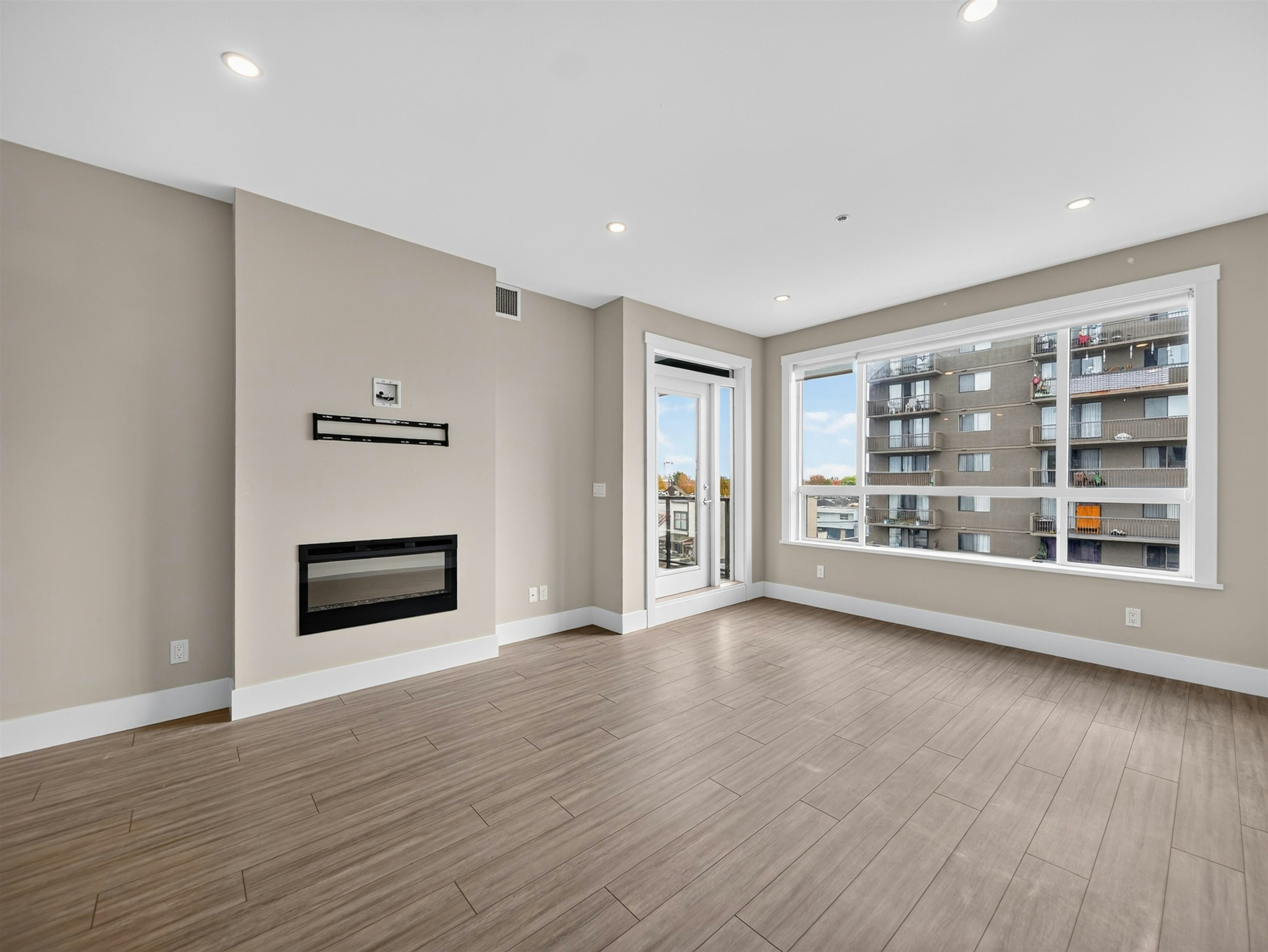 405-22335 Mcintosh Avenue - 2