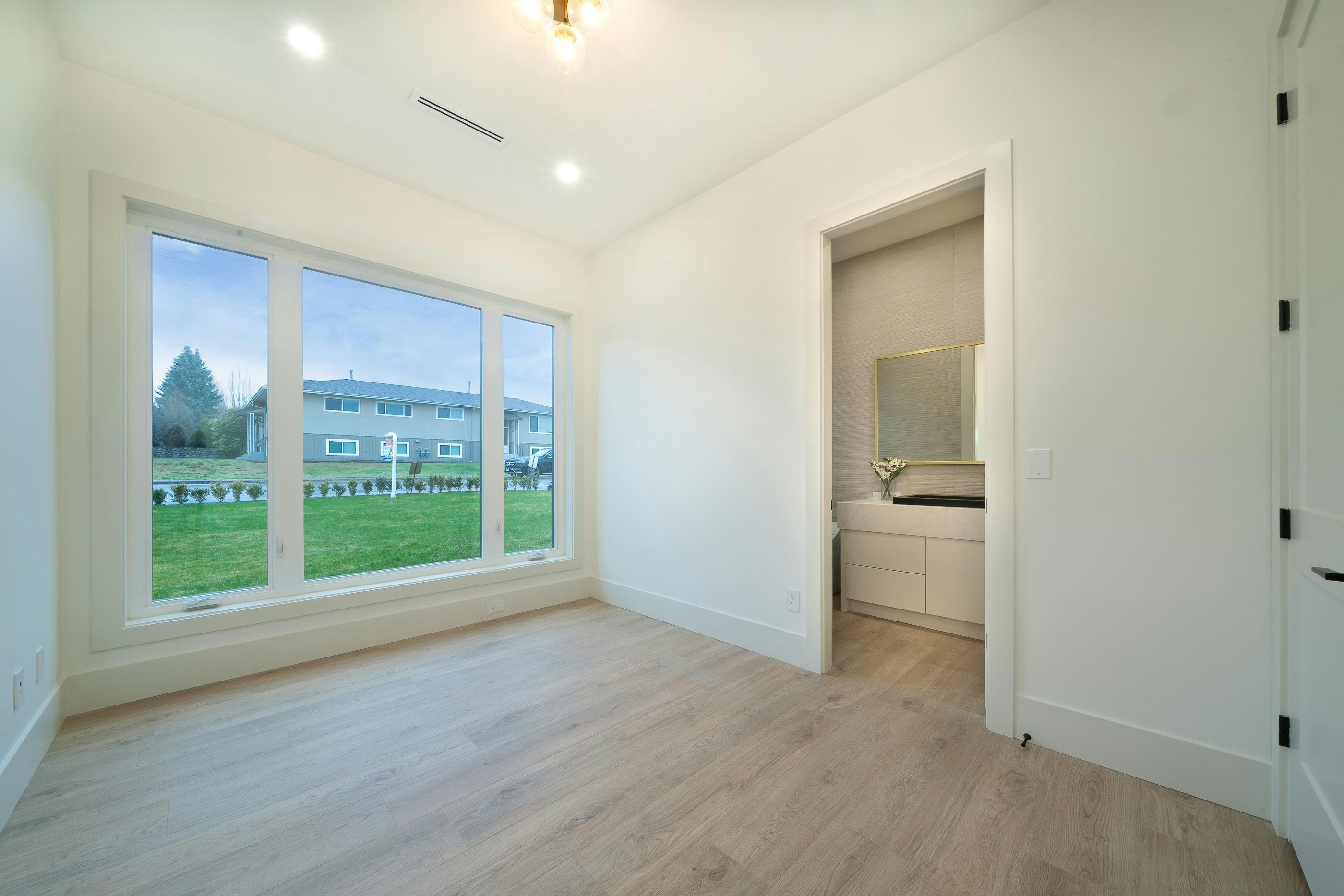 6708 Winch Street, Burnaby, BC, V5B 4K2 - 22