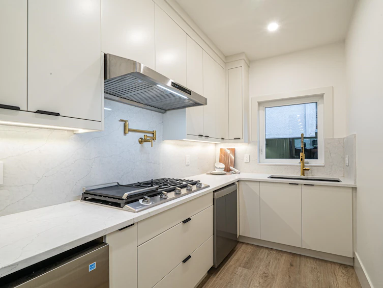 6708 Winch Street, Burnaby, BC, V5B 4K2 - 21