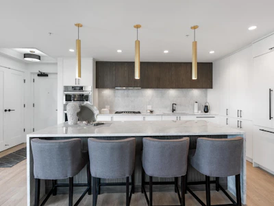 603-14825 Thrift Avenue - 5