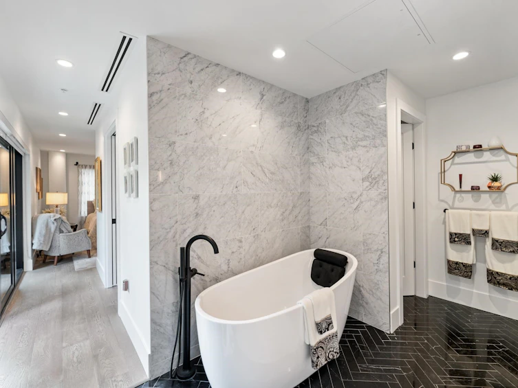 603-14825 Thrift Avenue, Surrey, BC, V4B 2J6 - 23