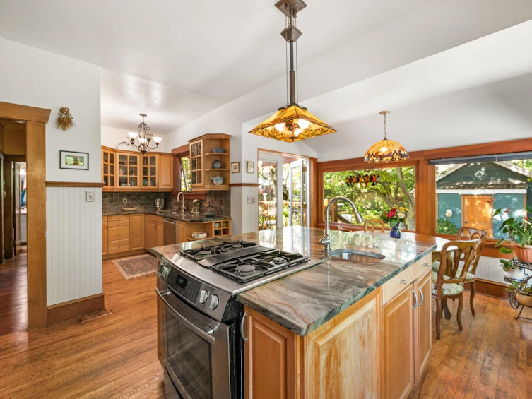 207 Eighth Street, New Westminster, BC, V3M 3P8 - 4
