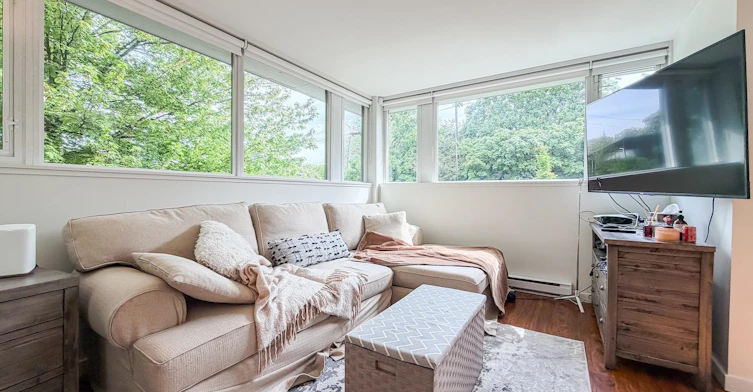 390 E 11th Ave, Vancouver, BC, V5T 4V9 - 4