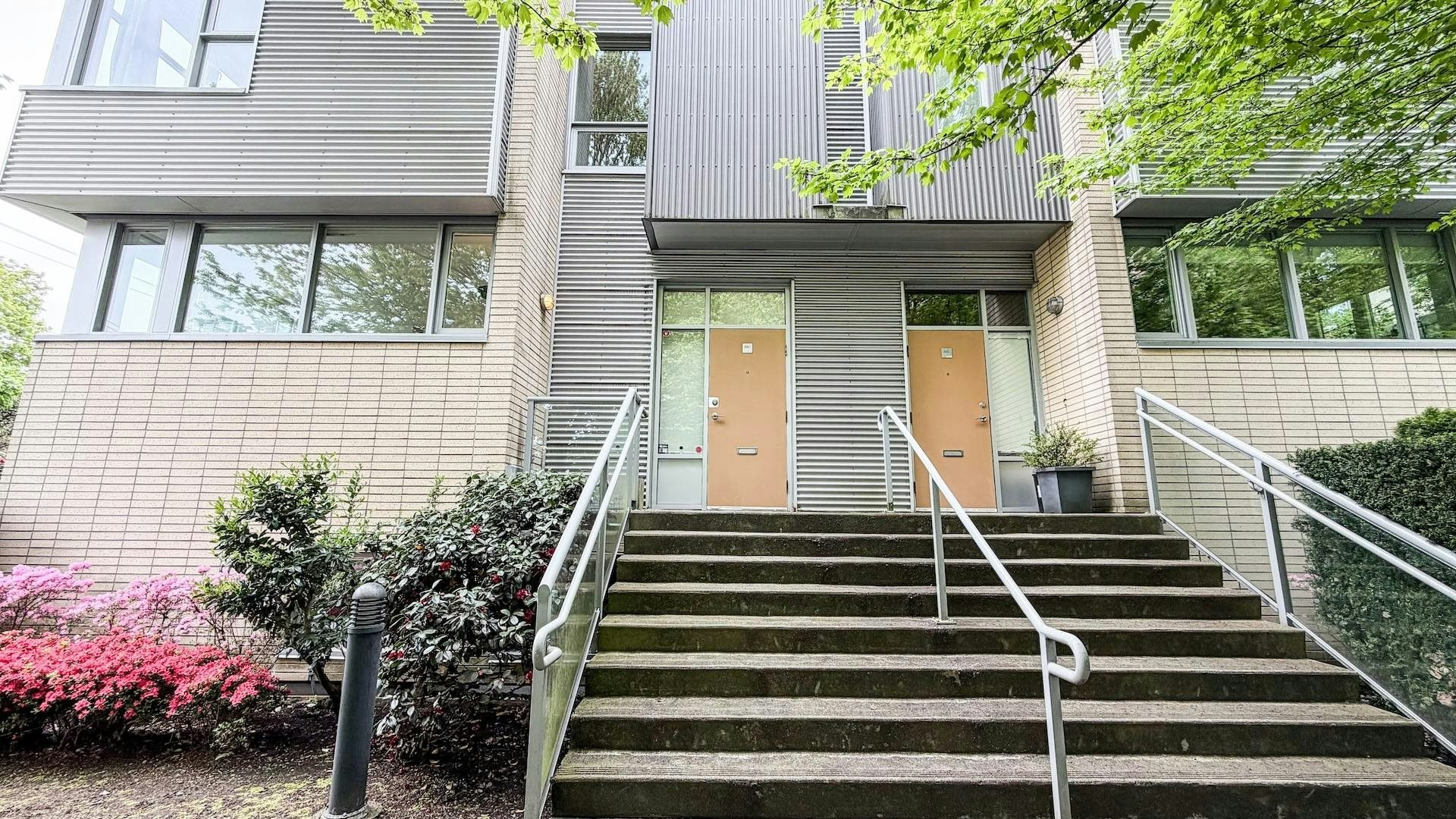 390 E 11th Ave, Vancouver, BC, V5T 4V9 - 2