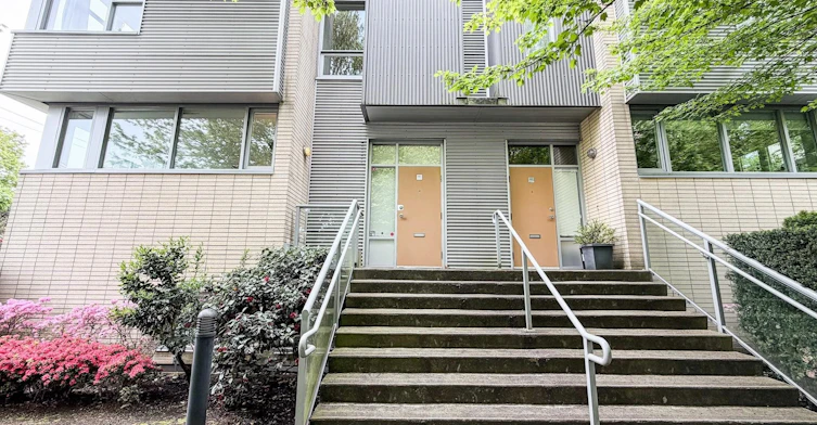 390 E 11th Ave, Vancouver, BC, V5T 4V9 - 2