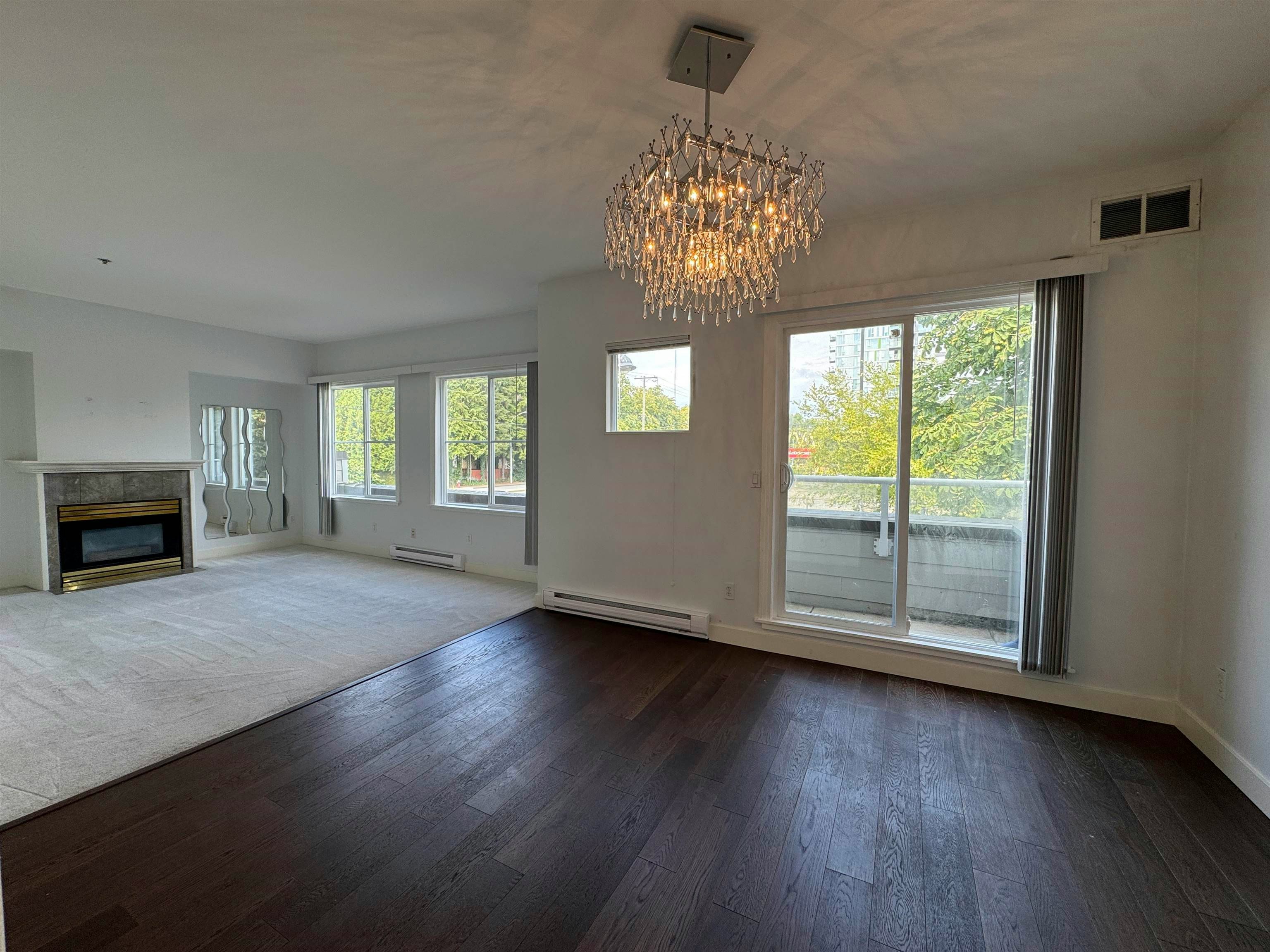 212-7288 No.3 Road, Richmond, BC, V6Y 3Y1