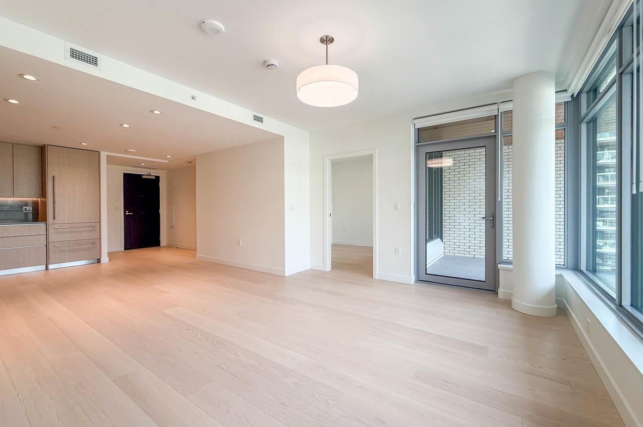 607-777 Harbour Way, North Vancouver, BC, V7P 0G2 - 8