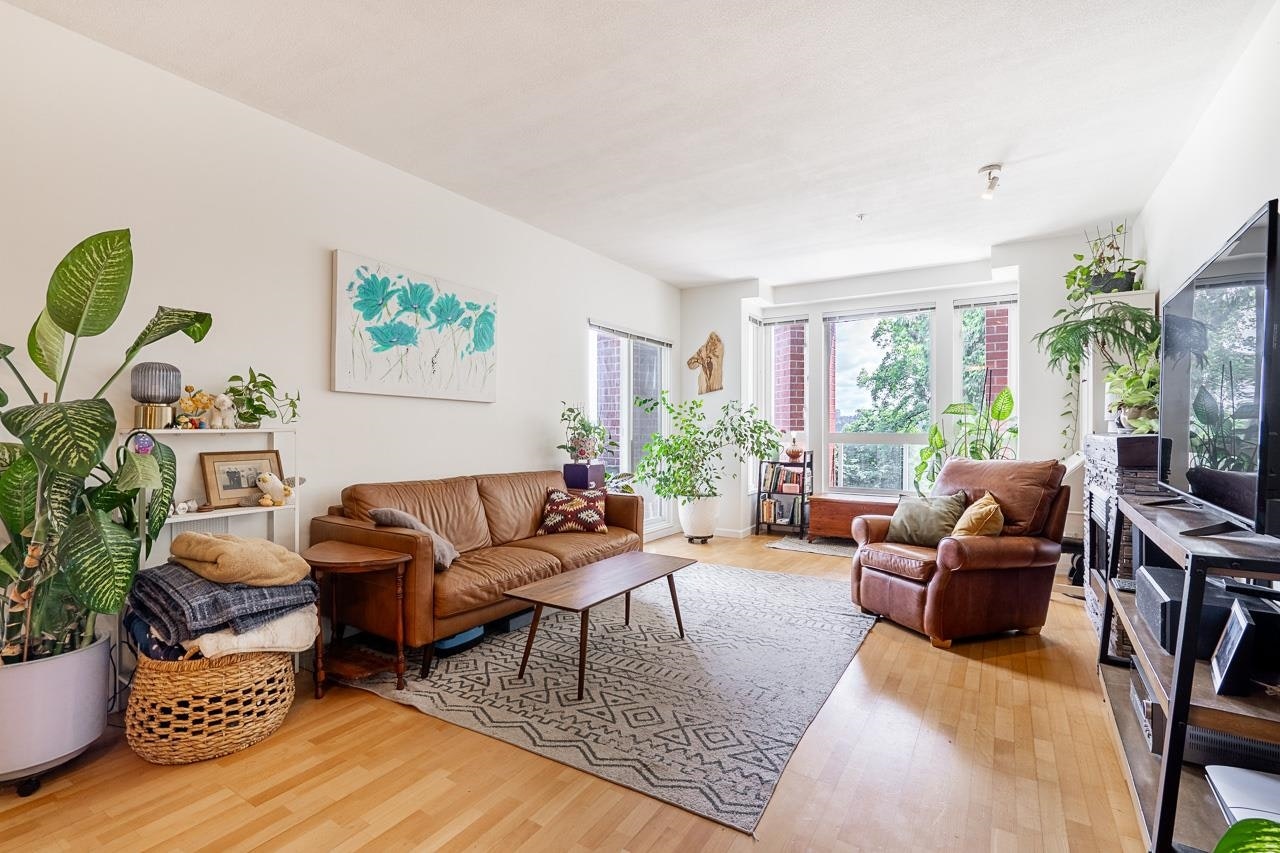 316-14 E Royal Avenue - 4