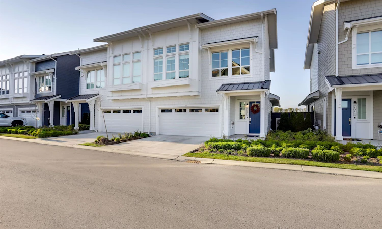 100-5311 Admiral Way