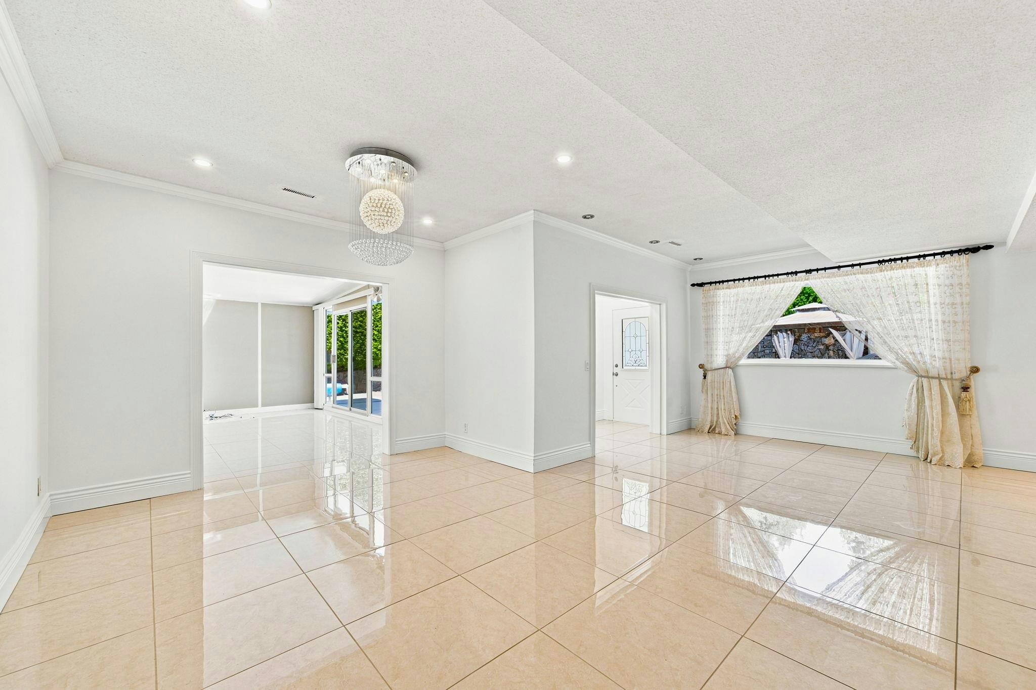 B-5553 Nancy Greene Way, North Vancouver, BC, V7R 4R6 - 4