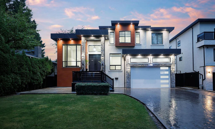 8995 Queen Mary Boulevard