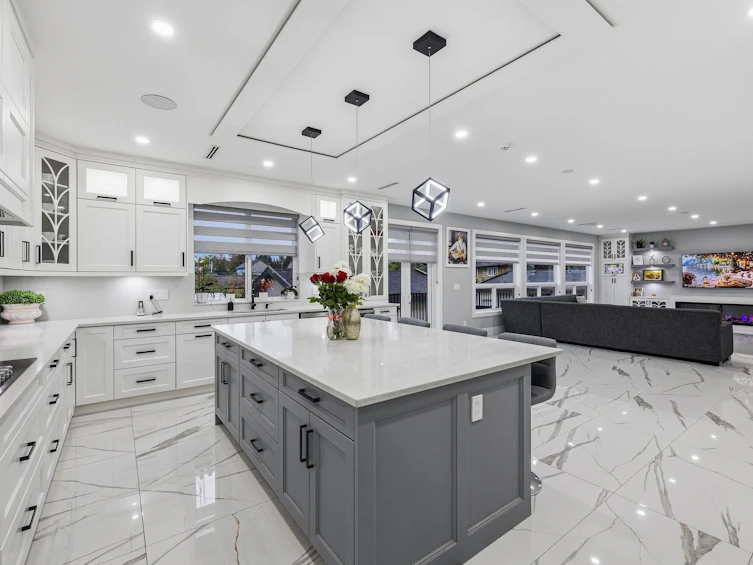 8995 Queen Mary Boulevard, Surrey, BC, V3V 6R2 - 9