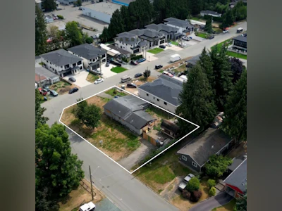 2171 Oakridge Crescent - 2