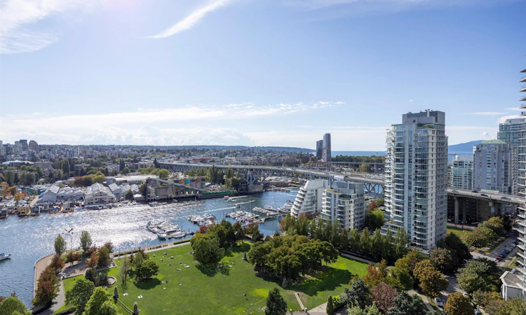 2505 455 Beach Crescent