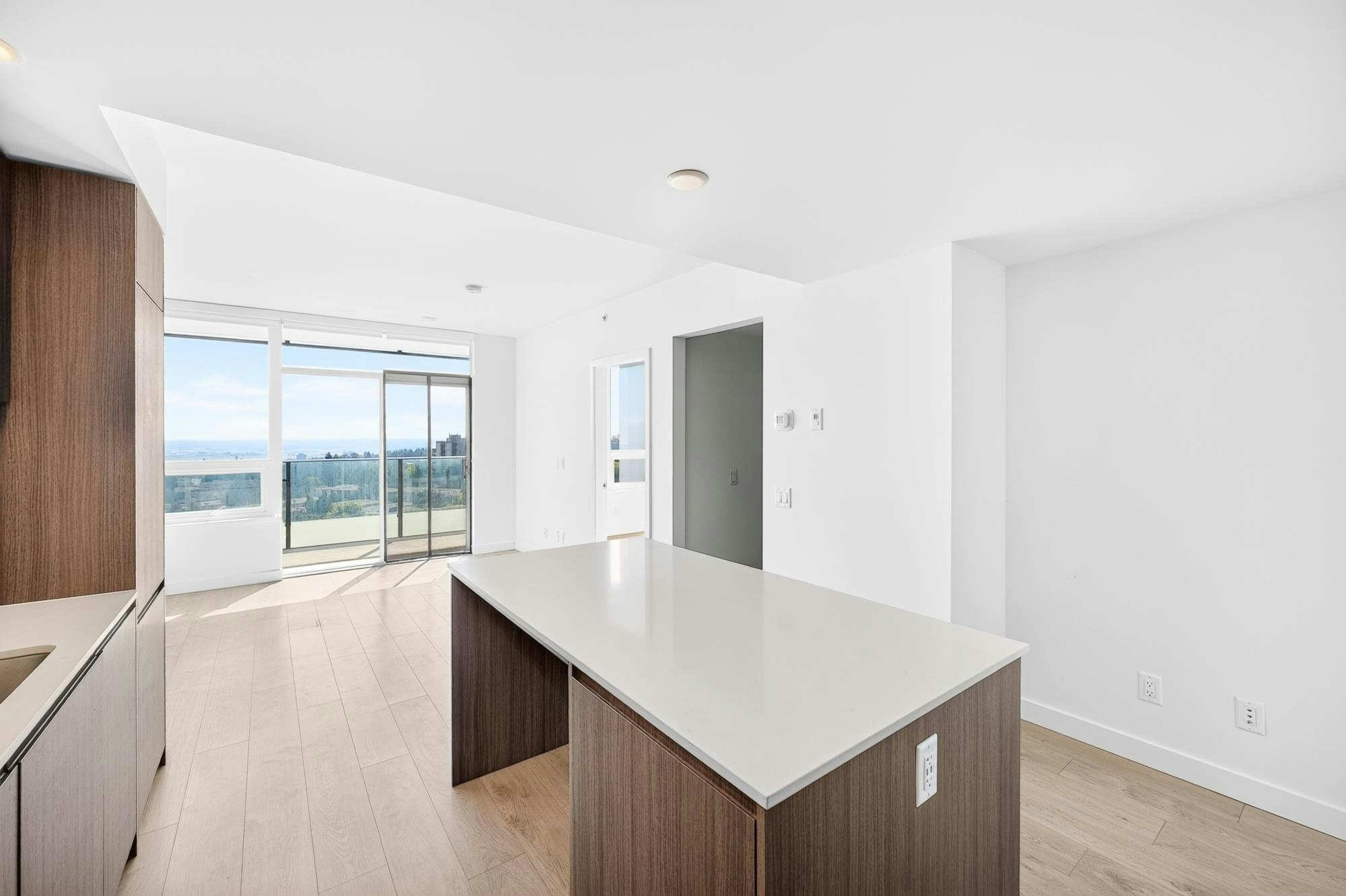 14xx-6463 Silver Street, Burnaby, BC, V5H 0K4 - 14