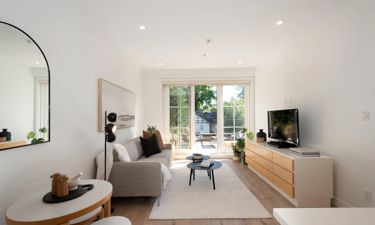 203-2528 Collingwood Street