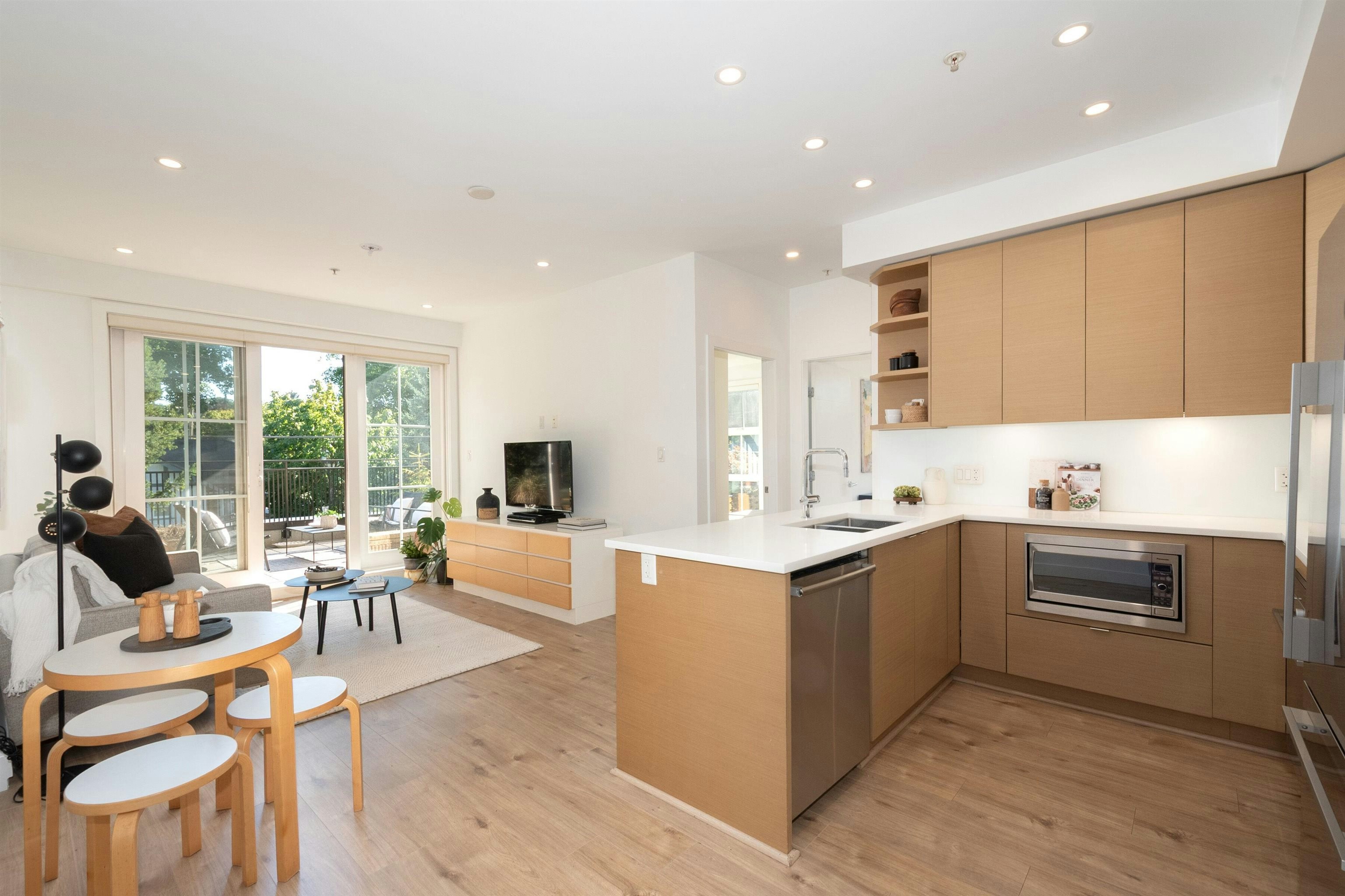 203-2528 Collingwood Street - 5