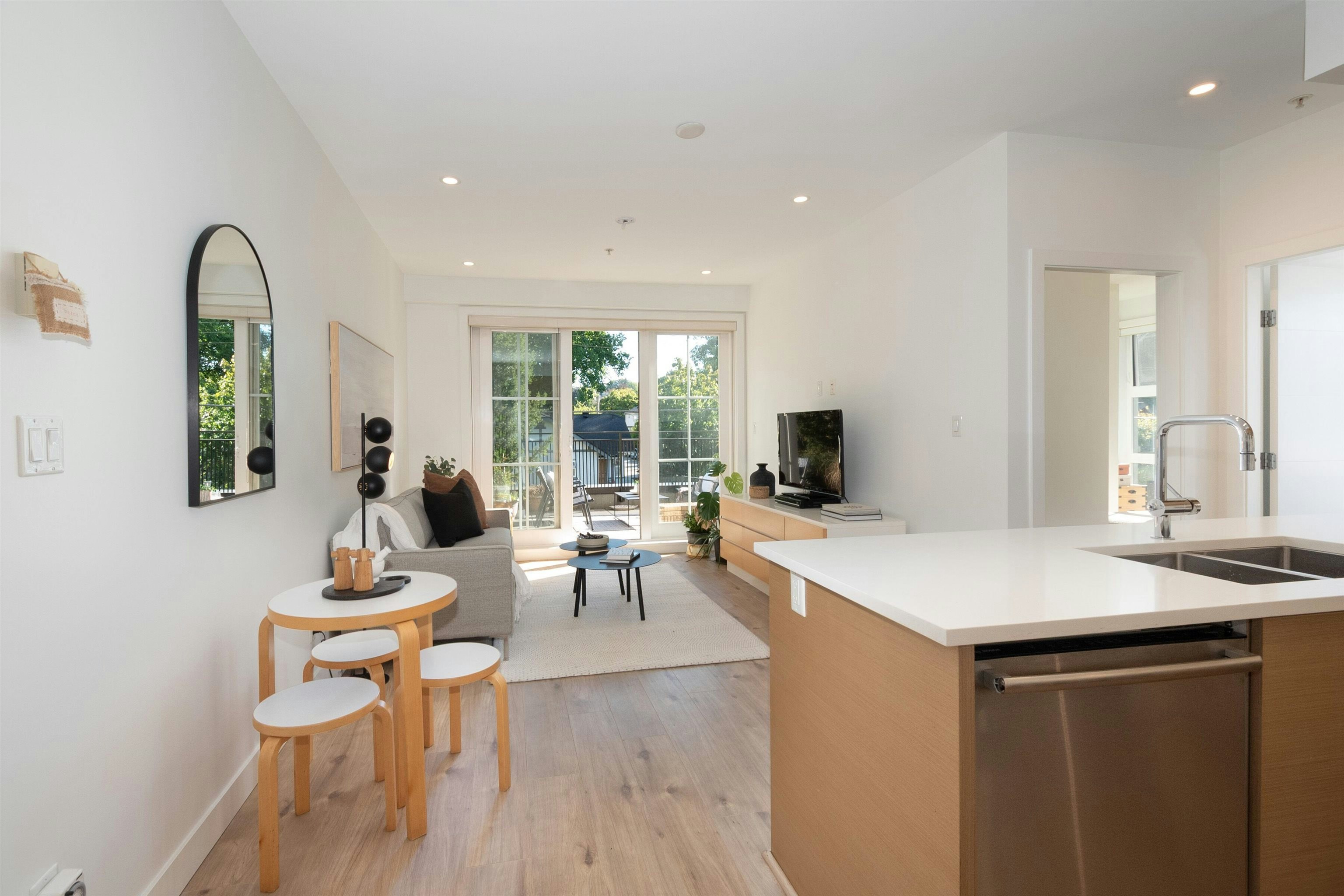 203-2528 Collingwood Street - 4