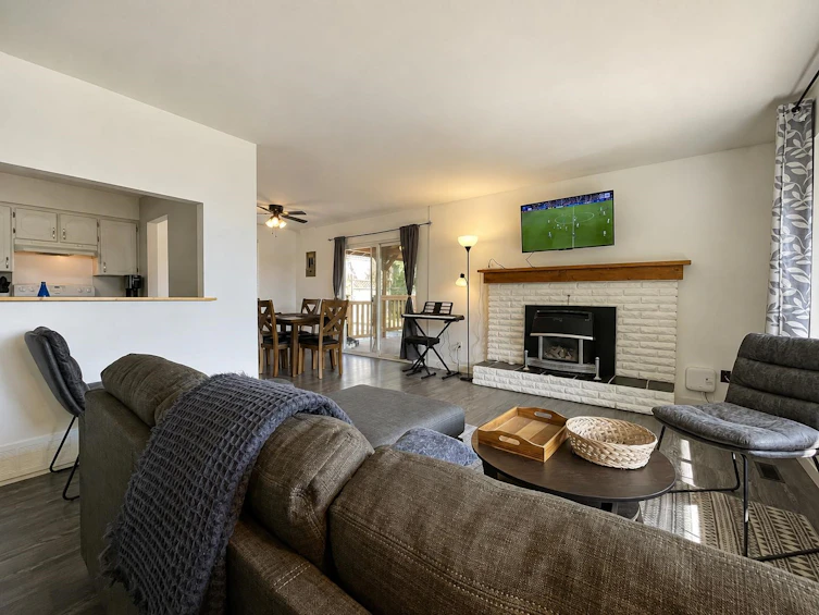 7912 Burdock Street, Mission, BC, V2V 4Y1 - 2