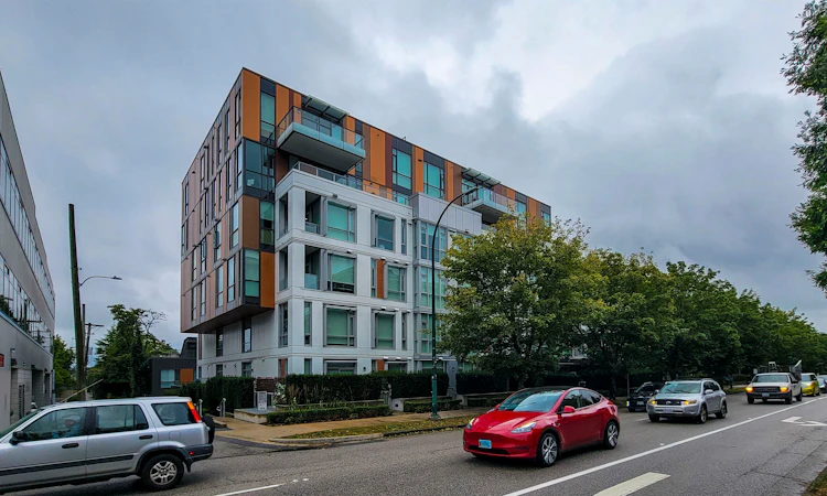 208-469 W King Edward Avenue