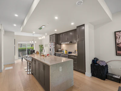 5-115 W Queens Road - 4