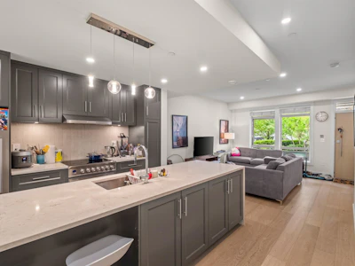 5-115 W Queens Road - 5