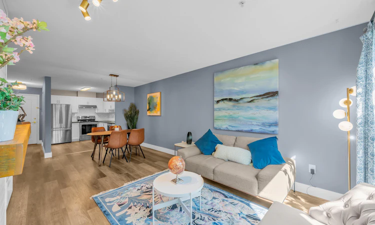 105-2558 Parkview Lane
