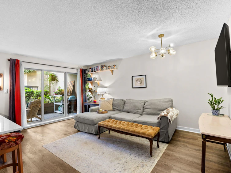 210-9867 Manchester Drive, Burnaby, BC, V3N 4P6 - 3
