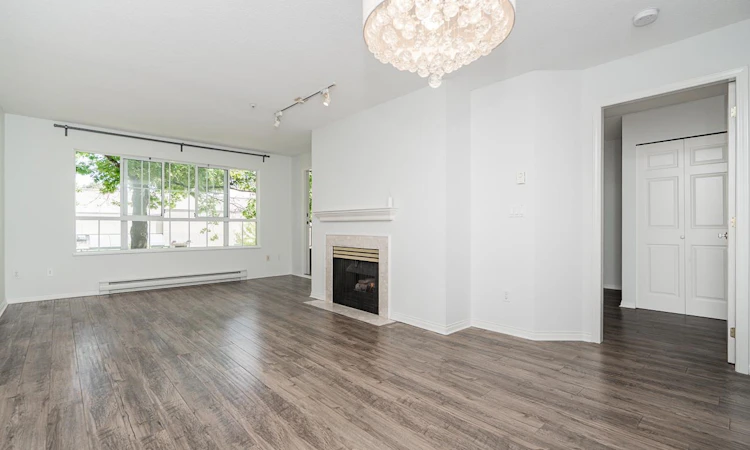 206-2990 Princess Crescent