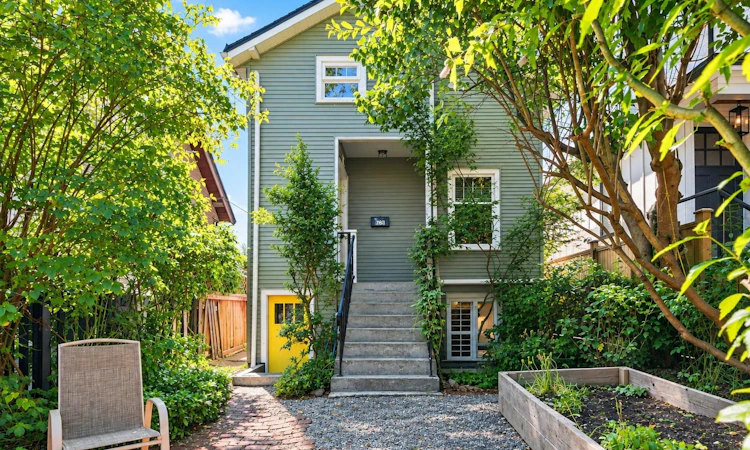 2764 Dundas Street