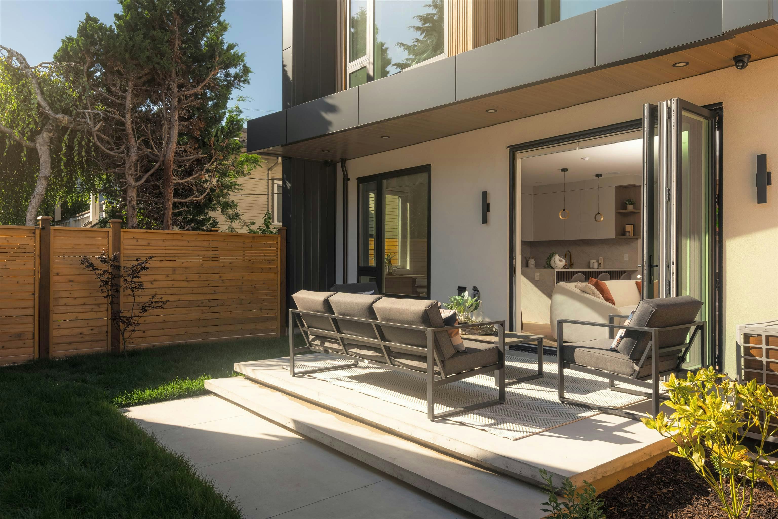 2-470 W 20 Avenue - 4