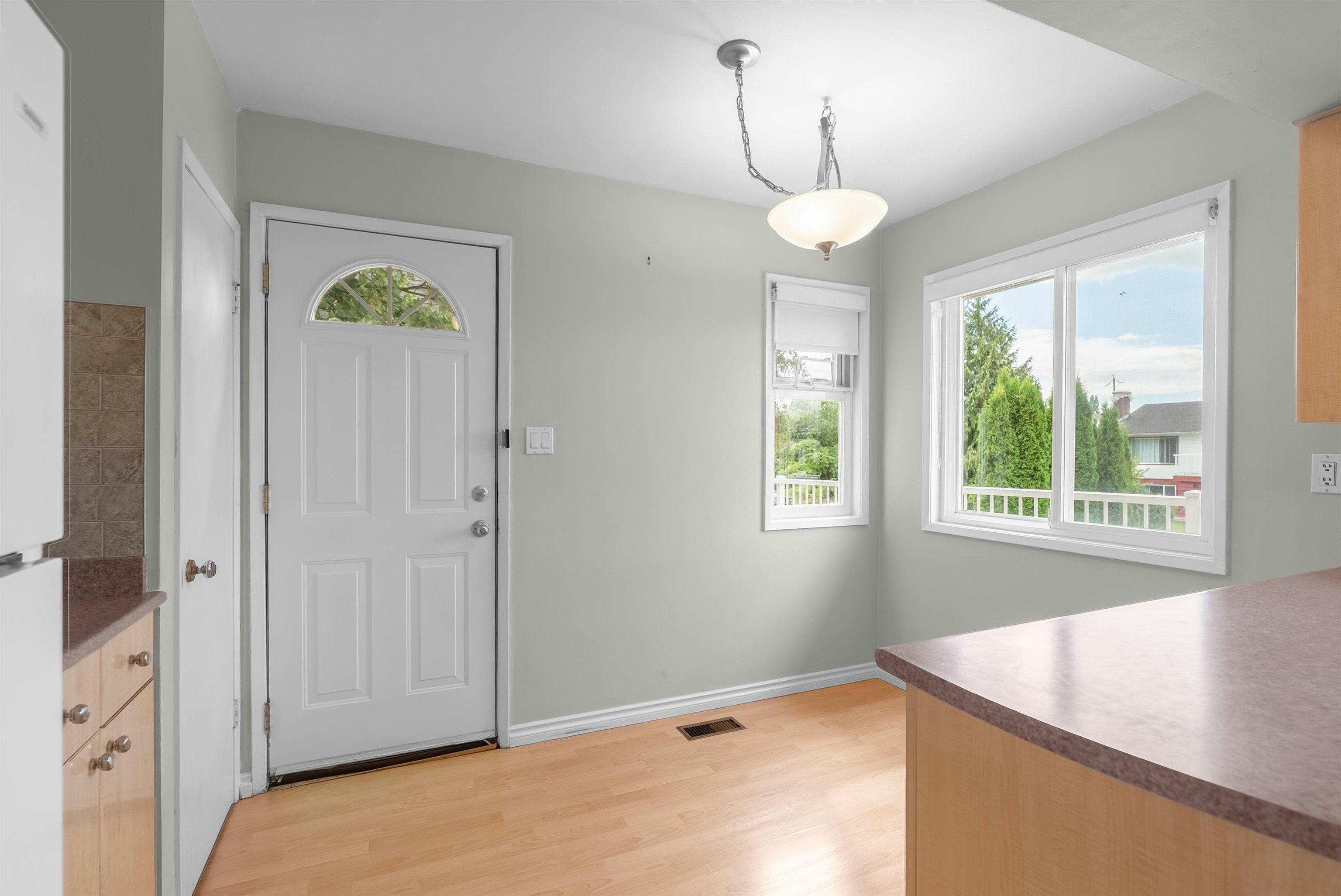 10080 Aintree Crescent - 5
