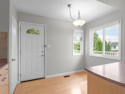 10080 Aintree Crescent - 5