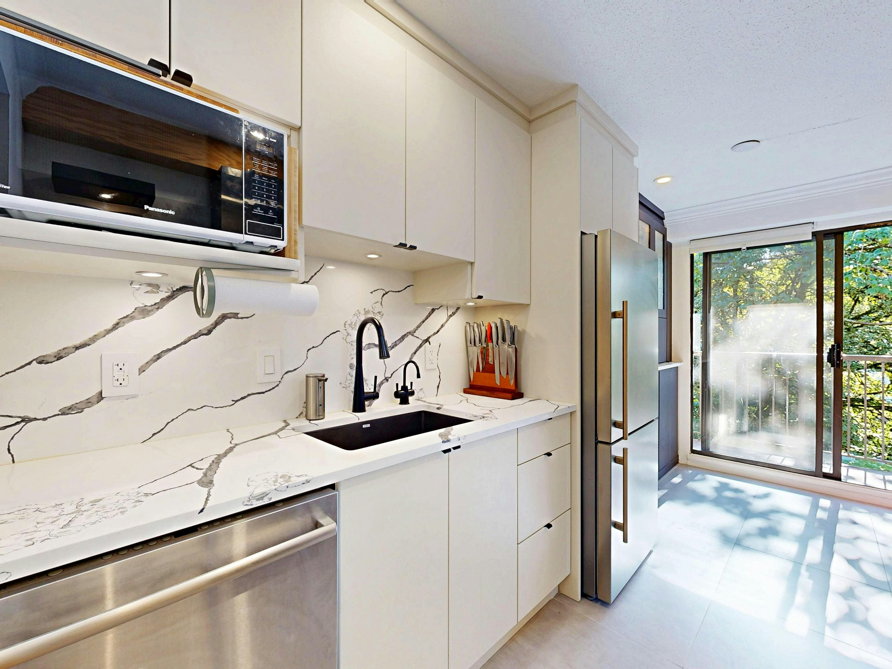 204-252 W 2nd Street, North Vancouver, BC, V7M 1C8
