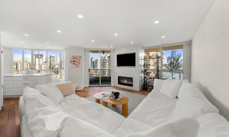 1704-1245 Quayside Drive