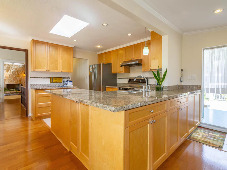 7107 Broadway, Burnaby, BC, V5A 1R7 - 6