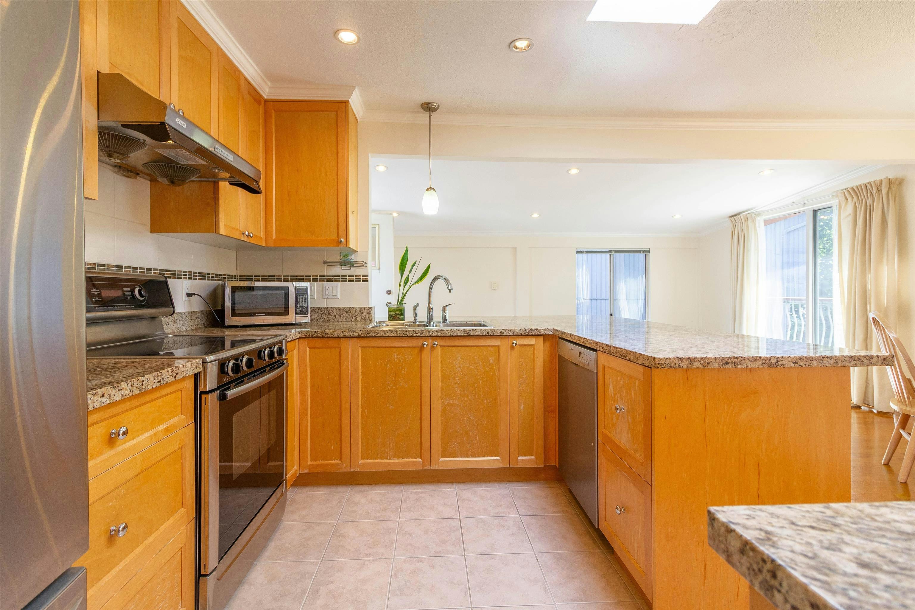 7107 Broadway, Burnaby, BC, V5A 1R7 - 9