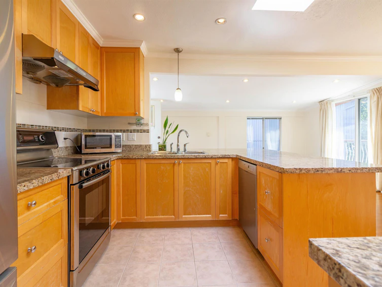 7107 Broadway, Burnaby, BC, V5A 1R7 - 9