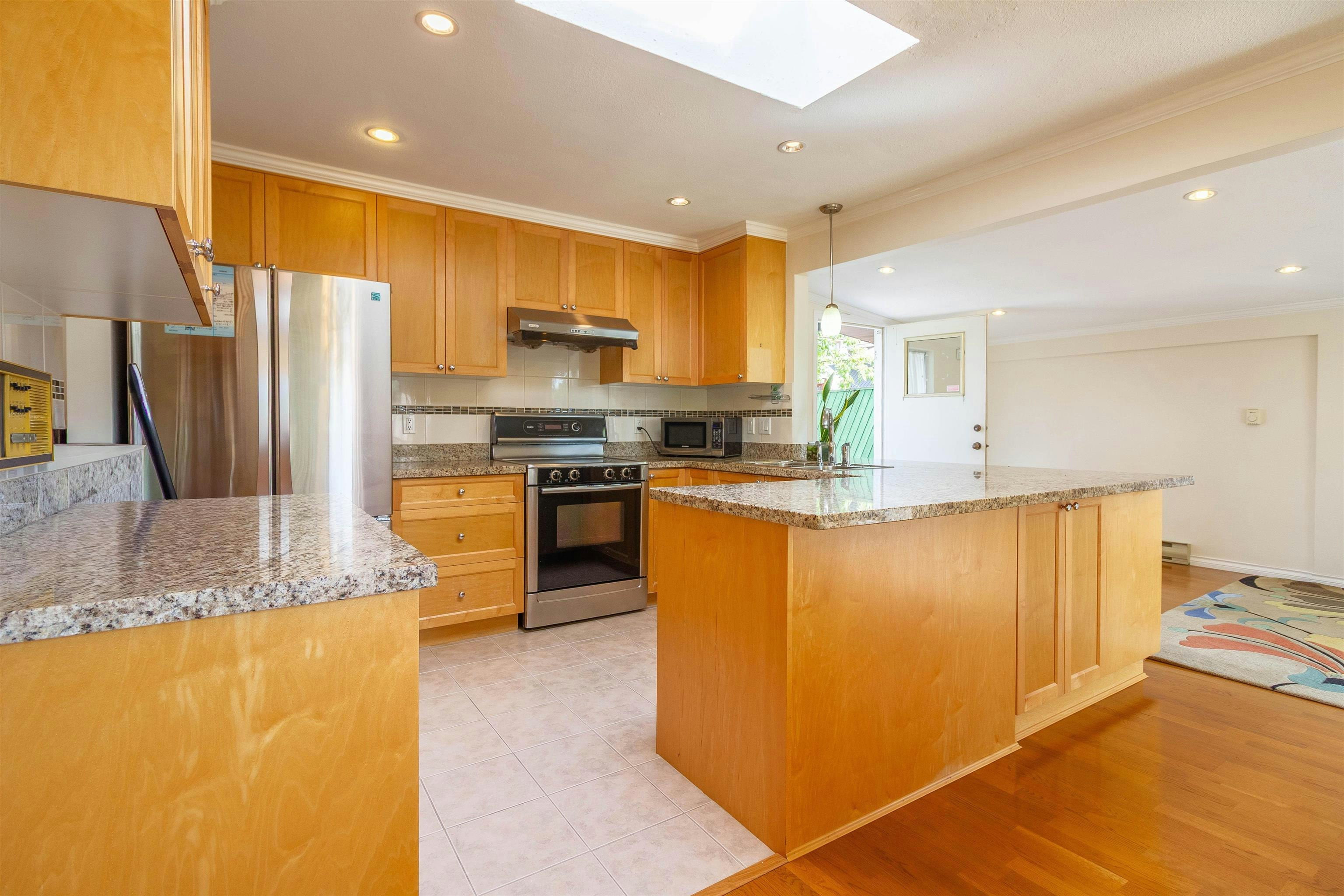 7107 Broadway, Burnaby, BC, V5A 1R7 - 8