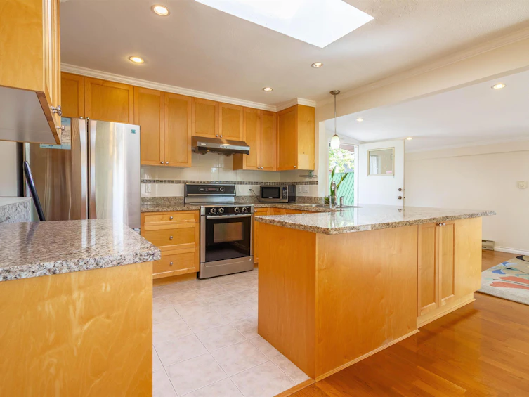 7107 Broadway, Burnaby, BC, V5A 1R7 - 8