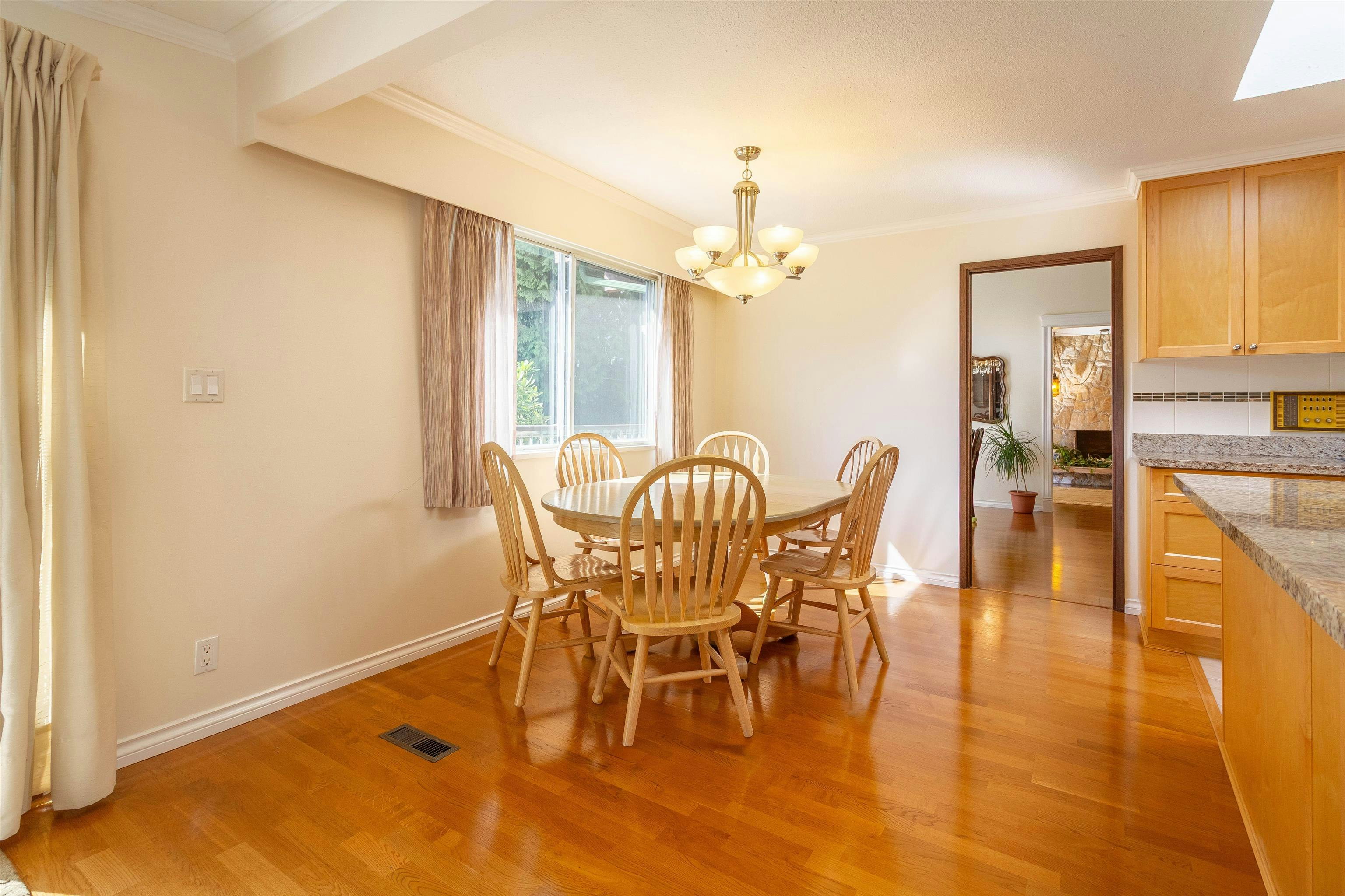 7107 Broadway, Burnaby, BC, V5A 1R7 - 10