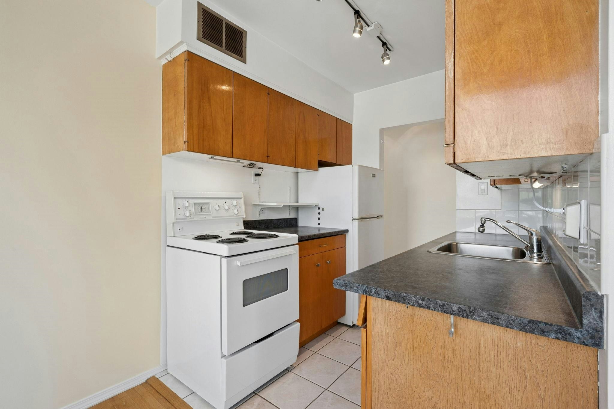 401-1315 Cardero Street, Vancouver, BC, V6G 2J2 - 16