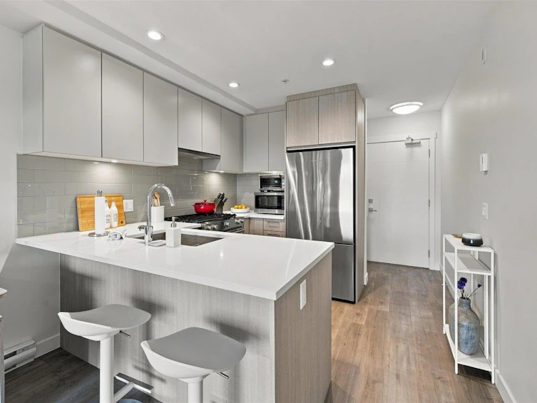 601-707 Como Lake Avenue, Coquitlam, BC, V3J 0J5 - 7