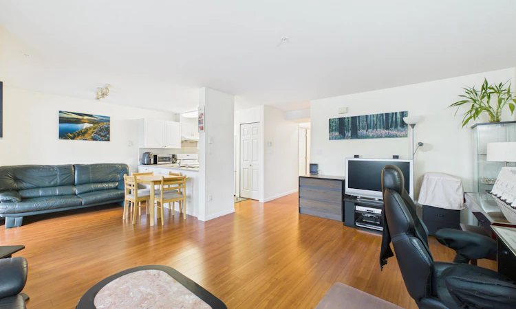 208-2677 Broadway Street