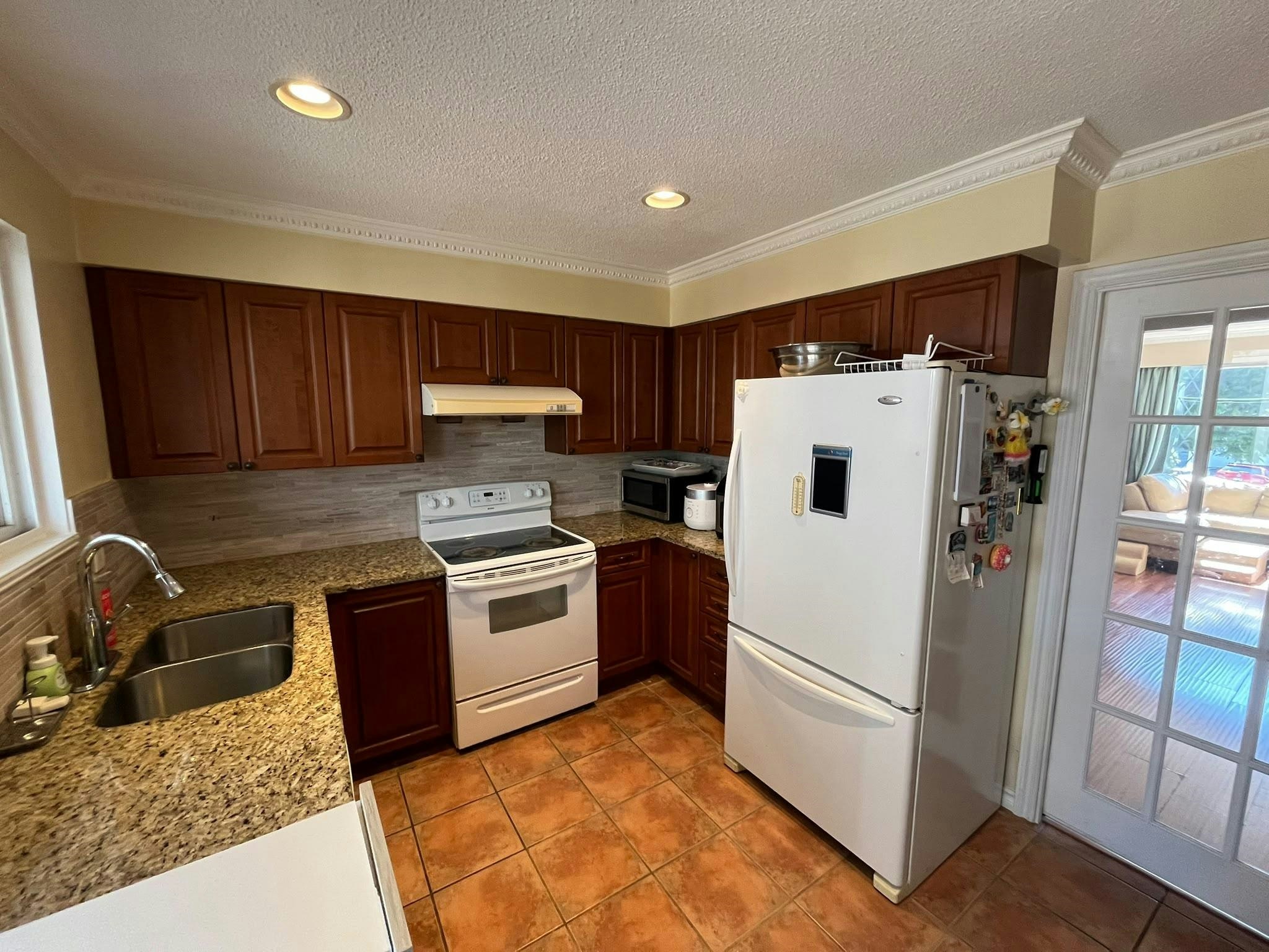 1975 1975 Wiltshire Avenue, Coquitlam, BC, V3K 1L8 - 3