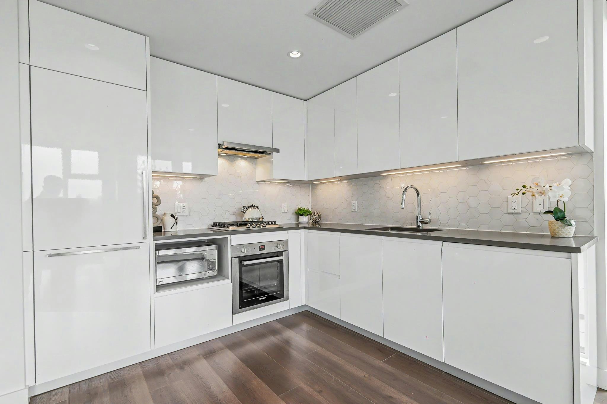 210-8138 Fraser Street, Vancouver, BC, V5X 0J8 - 10