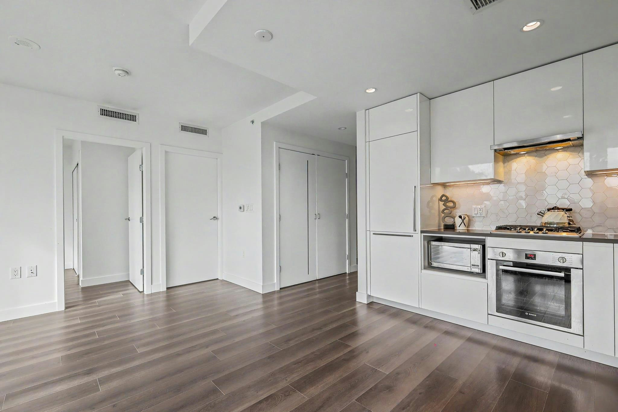 210-8138 Fraser Street, Vancouver, BC, V5X 0J8 - 8