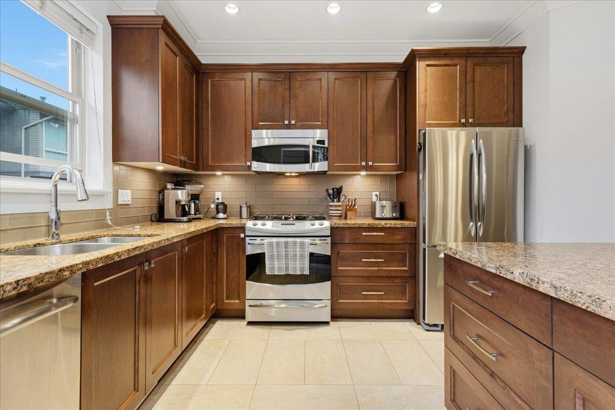 24-897 Premier Street, North Vancouver, BC, V7J 2G7 - 19