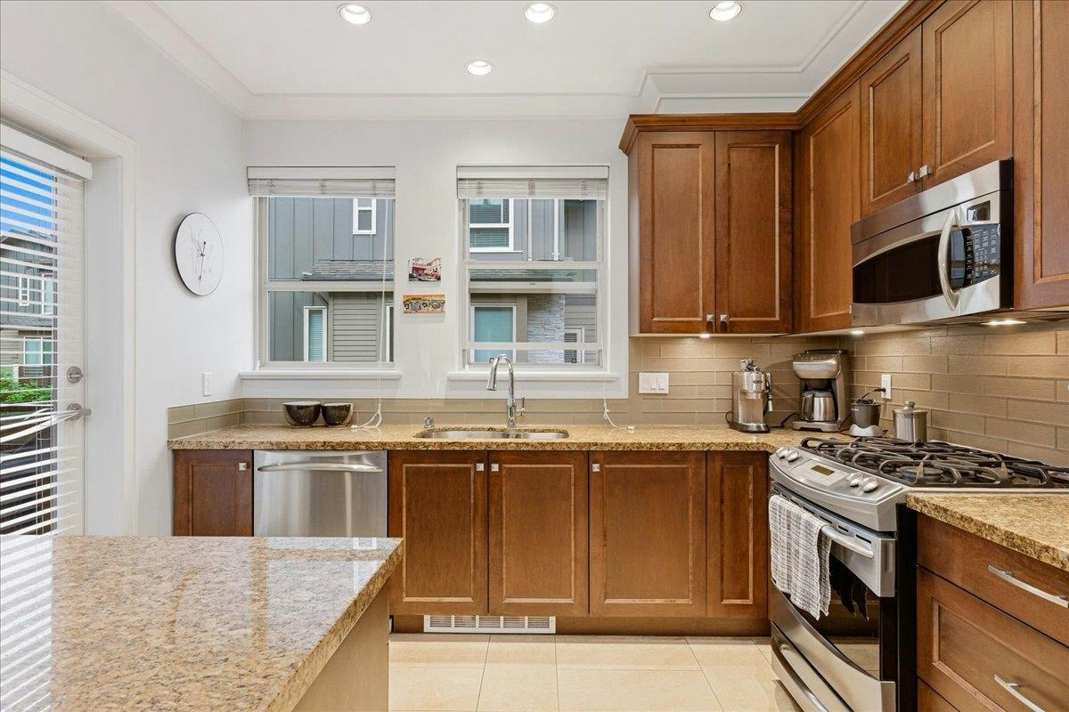 24-897 Premier Street, North Vancouver, BC, V7J 2G7 - 21