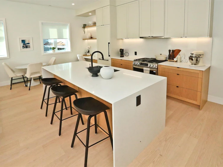 4015 Victoria Drive, Vancouver, BC, V5N 4M9 - 4